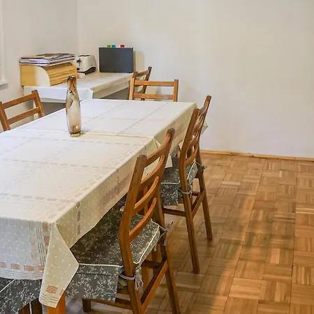 Awesome In Balantonalmadi W/ 4 Bedrooms Nyaraló