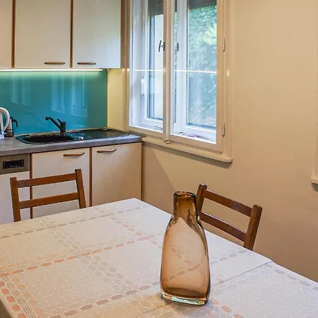 Awesome In Balantonalmadi W/ 4 Bedrooms Balatonalmádi