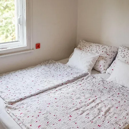 Awesome In Balantonalmadi W/ 4 Bedrooms Nyaraló *