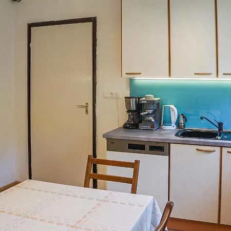 Awesome In Balantonalmadi W/ 4 Bedrooms Balatonalmádi